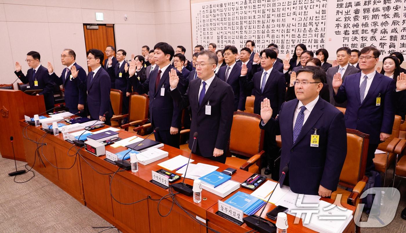 박세현 서울고검장&#40;앞줄 왼쪽부터&#41;, 정진우 북부지검장, 이창수 서울중앙지검장, 권순정 수원고검장, 김유철 수원지검장, 양석조 동부지검장이 18일 오전 서울 여의도 국회 법제사법위원회 국정감사에서 선서를 하고 있다. 2024.10.18/뉴스1 ⓒ News1 안은나 기자