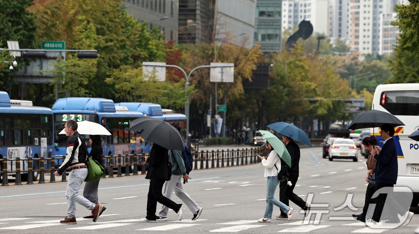 가을비에 우산을 쓴 시민들이 발걸음을 옮기고 있다./뉴스1 ⓒ News1 구윤성 기자