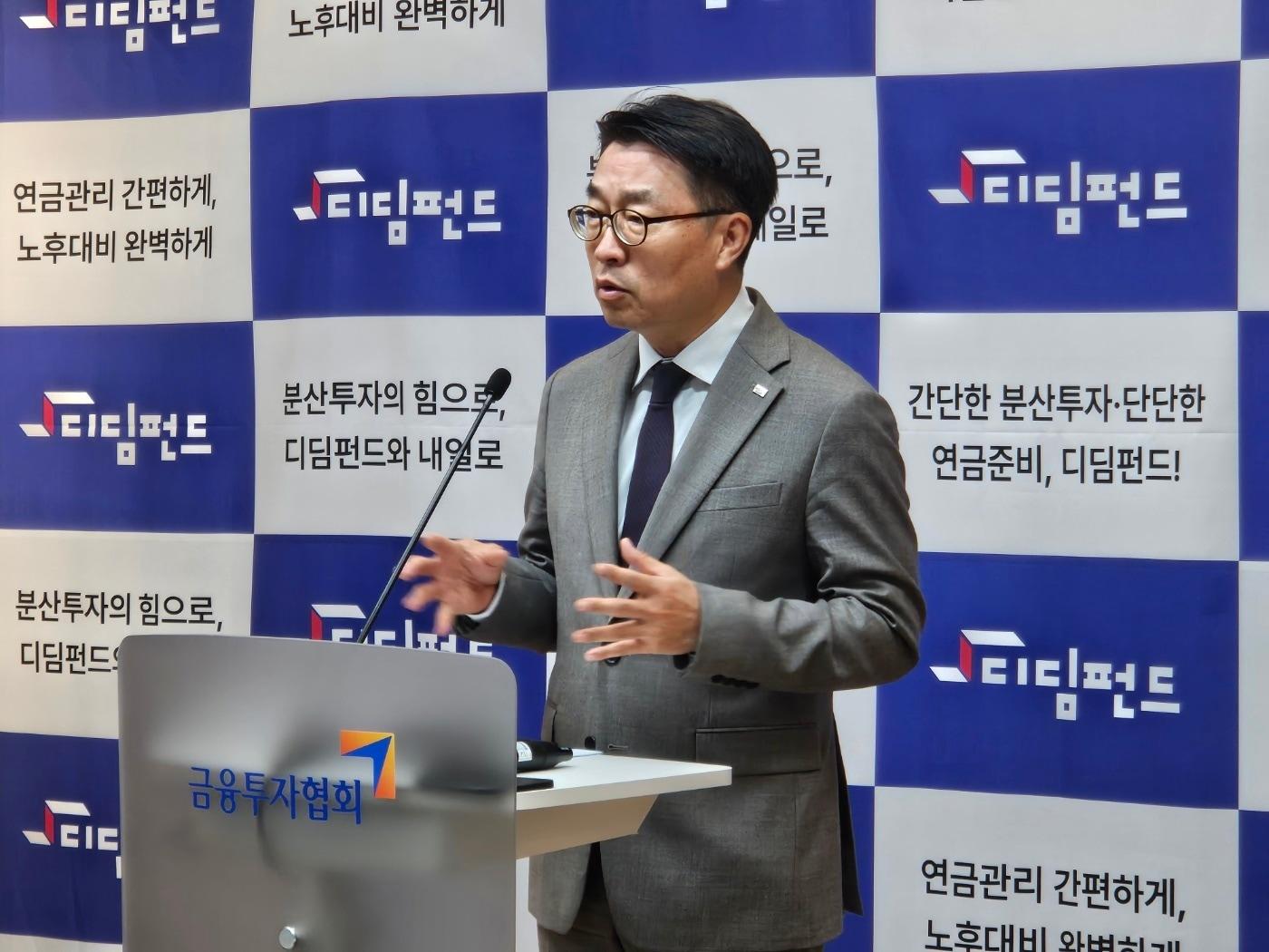 손수진 미래에셋자산운용 WM연금마케팅 부문장이 18일 서울 여의도 금융투자협회에서 &#39;미래에셋디딤올웨더TRF&#39; 상품을 소개하고 있다.