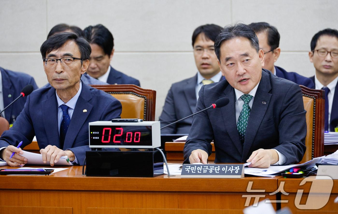 김태현 국민연금공단 이사장이 18일 오전 서울 여의도 국회 보건복지위원회에서 열린 국민연금공단·한국사회보장정보원 국정감사에서 의원 질의에 답하고 있다. 2024.10.18/뉴스1 ⓒ News1 안은나 기자