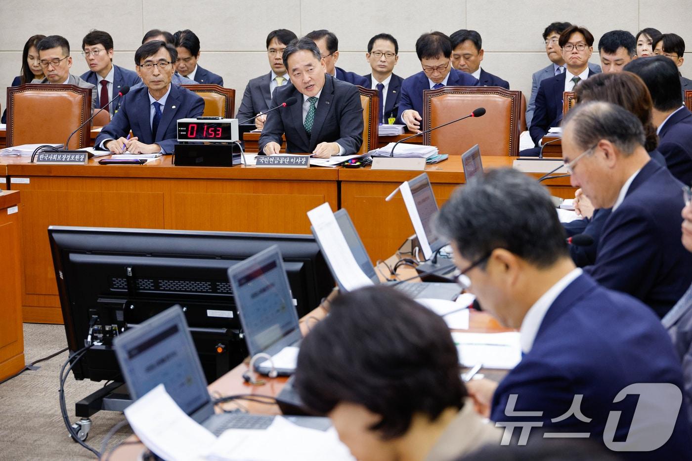 김태현 국민연금공단 이사장이 18일 오전 서울 여의도 국회 보건복지위원회에서 열린 국민연금공단·한국사회보장정보원 국정감사에서 의원 질의에 답하고 있다. 2024.10.18/뉴스1 ⓒ News1 안은나 기자