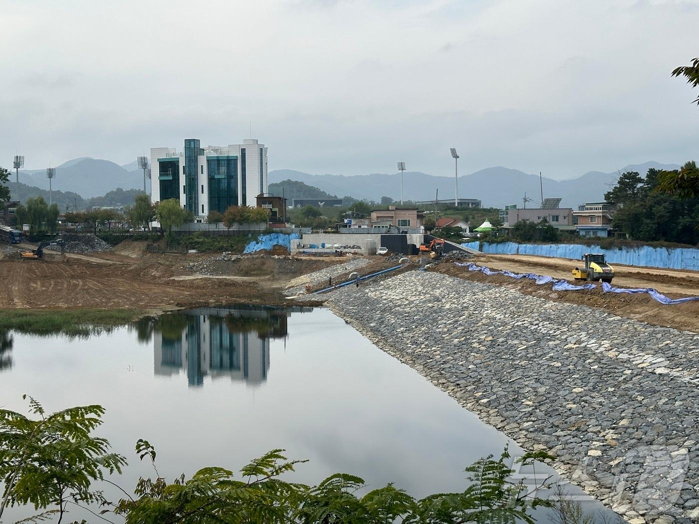  충북 충주 호암지 제방공사가 4년 만에 마무리 작업에 들어가며 수달이 돌아올지 주목된다. 사진은 옹벽 공사 모습.2024.10.20/뉴스1