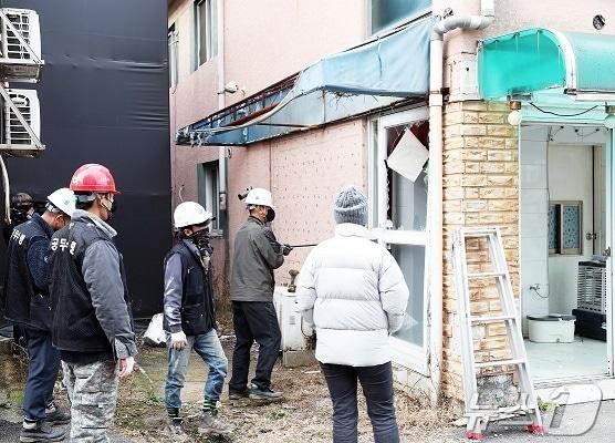 파주시가 지난 14~15일 양일간에 걸처 용주골의 불법건축물 4개동에 대해 강제 철거를 진행했다. &#40;파주시 제공&#41;