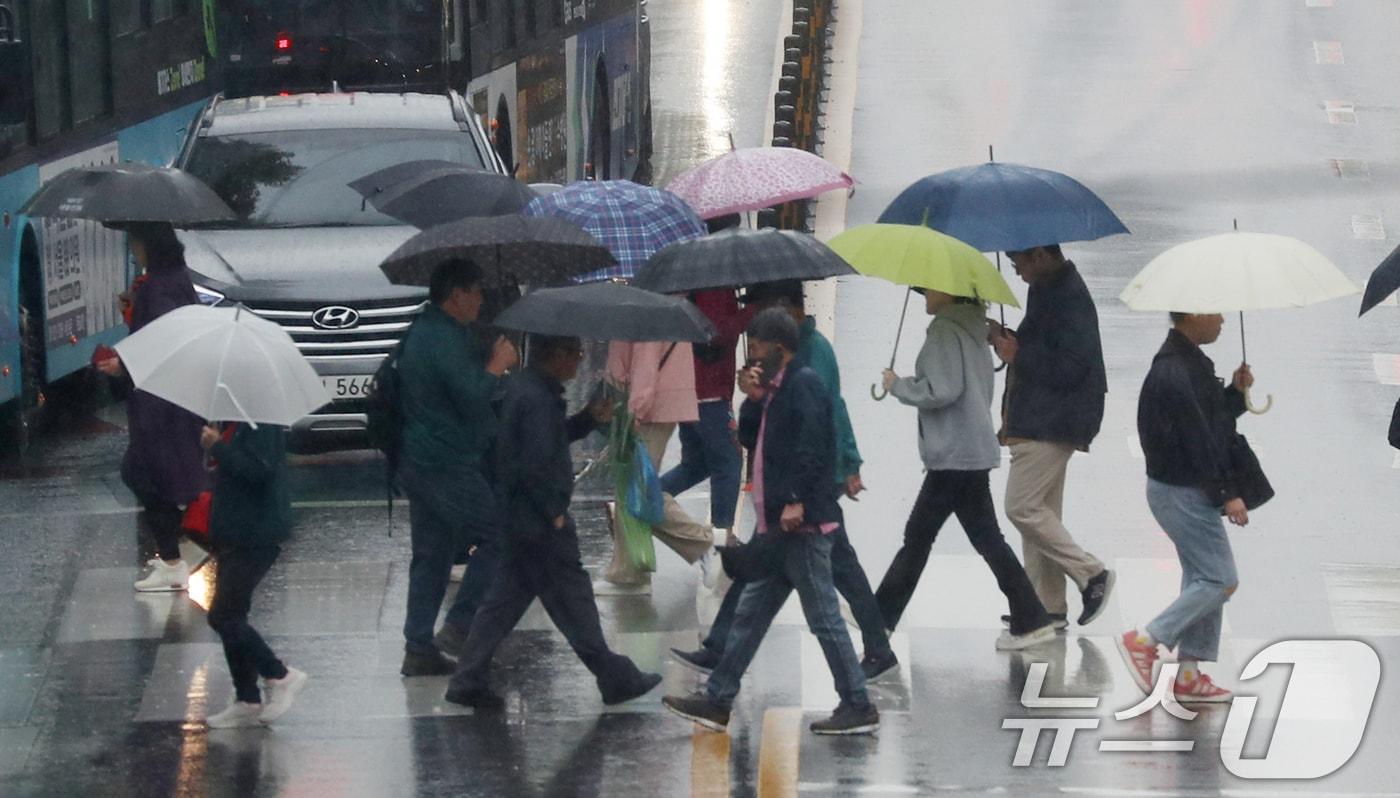 가을비가 내린 18일 경기 수원시 팔달구 수원역 인근에서 시민들이 우산을 쓰고 걷고 있다. 2024.10.18/뉴스1 ⓒ News1 김영운 기자