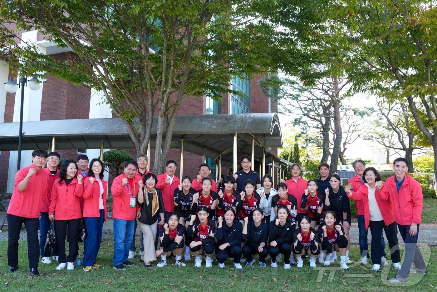 신경호 강원도교육감이 최근 경남에서 열린 제105회 전국체육대회에서 학생 선수들을 격려하고 기념촬영을 하고 있다.&#40;도교육청 제공&#41;