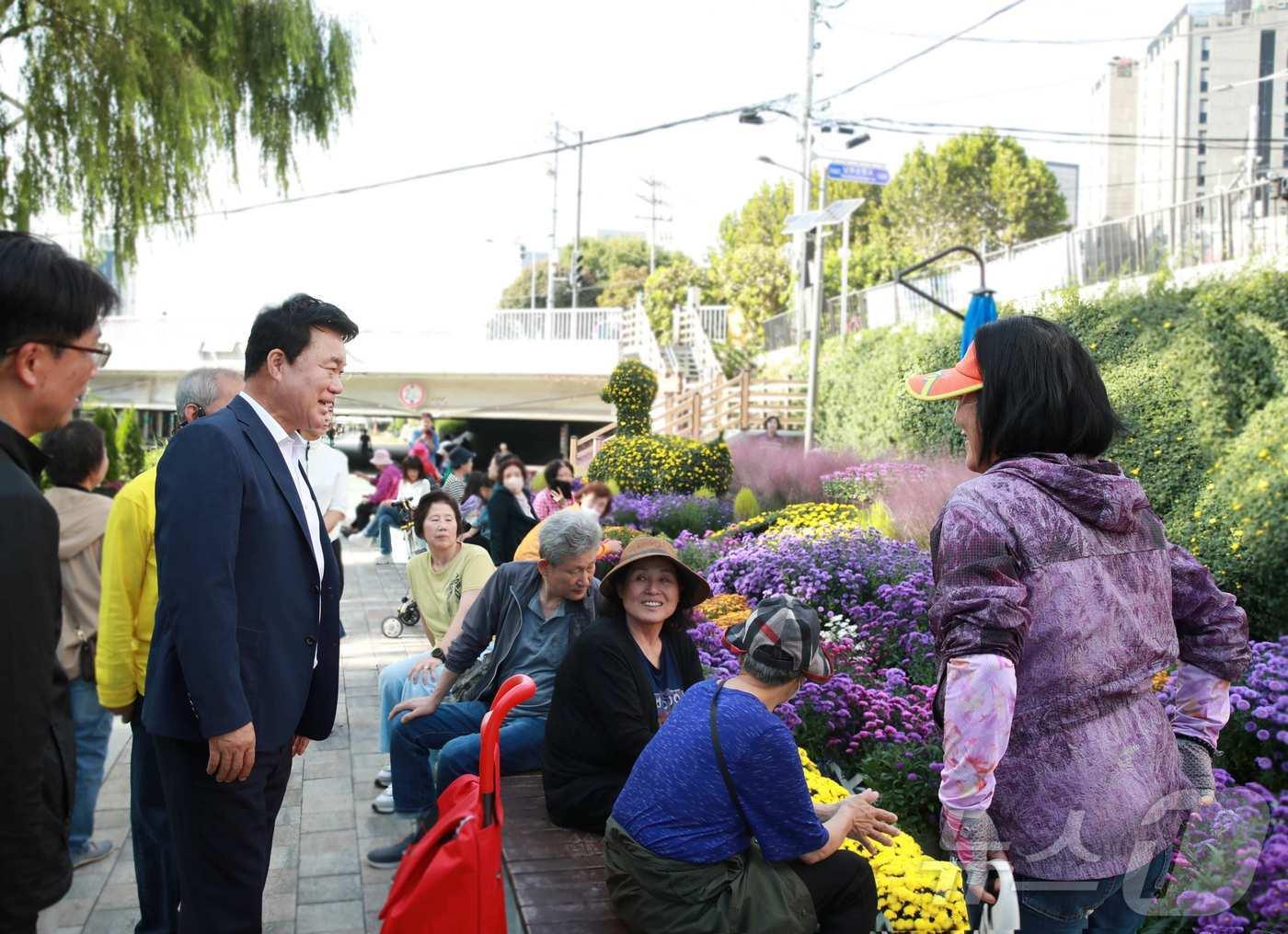 국화정원을 방문한 주민들과 인사를 나누는 박준희 관악구청장.&#40;관악구청 제공&#41; 