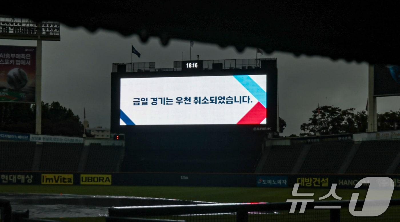 18일 오후 서울 송파구 잠실야구장 전광판에 &#39;2024 신한 SOL 뱅크 KBO 포스트시즌&#39; 플레이오프 4차전 삼성 라이온즈와 LG 트윈스의 경기 우천취소 안내문이 나오고 있다. 순연된 경기는 19일 오후 2시에 서울 잠실야구장에서 열린다. 이번 우천 취소는 플레이오프&#40;PO&#41; 통산 7번째이자 포스트시즌&#40;PS&#41; 21번째 우천 취소다. 2024.10.18/뉴스1 ⓒ News1 김도우 기자