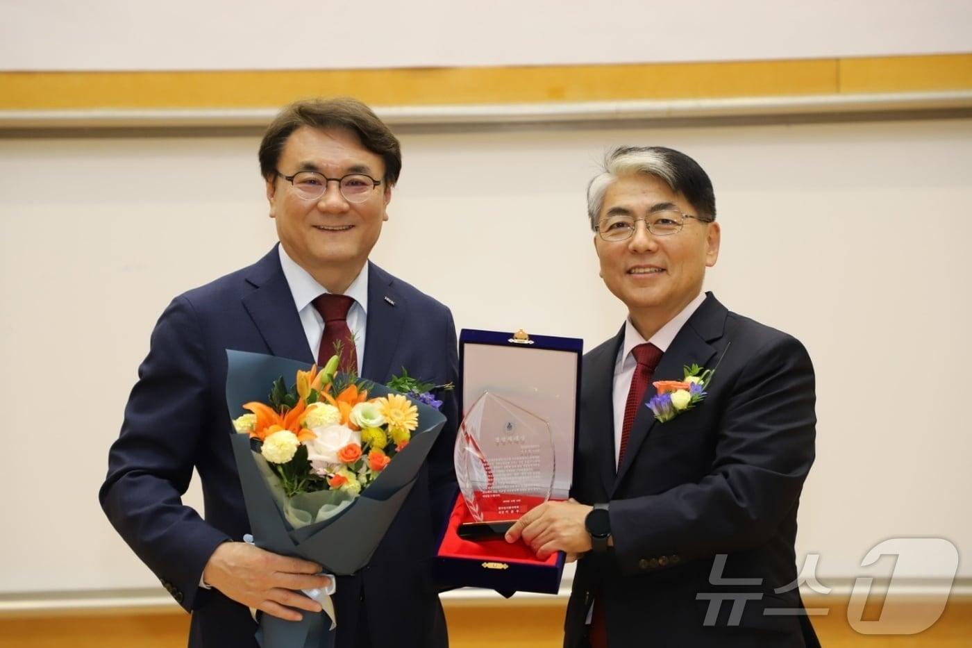 왼쪽 한국산업인력공단 이우영 이사장 오른쪽 한국인사관리학회 이춘우 회장.