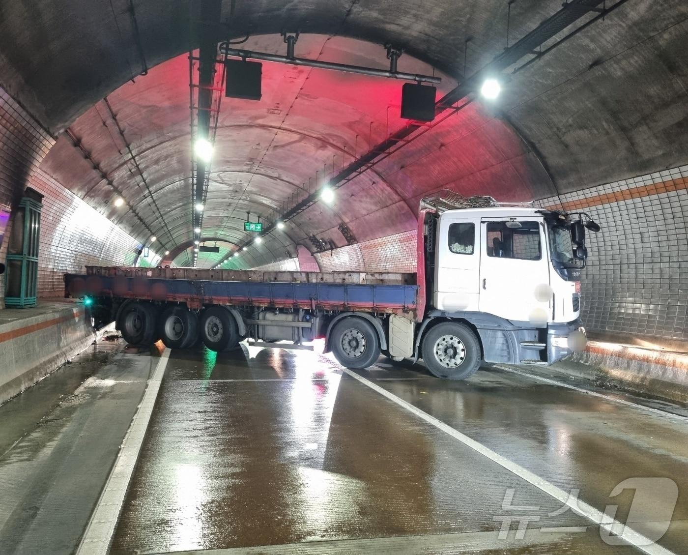 18일 오후 3시49분쯤 경남 창원시 의창구 북면방향 정병터널 안에서 25톤 화물차가 빗길에 미끄러졌다. 사고 현장 모습.&#40;독자제공&#41;