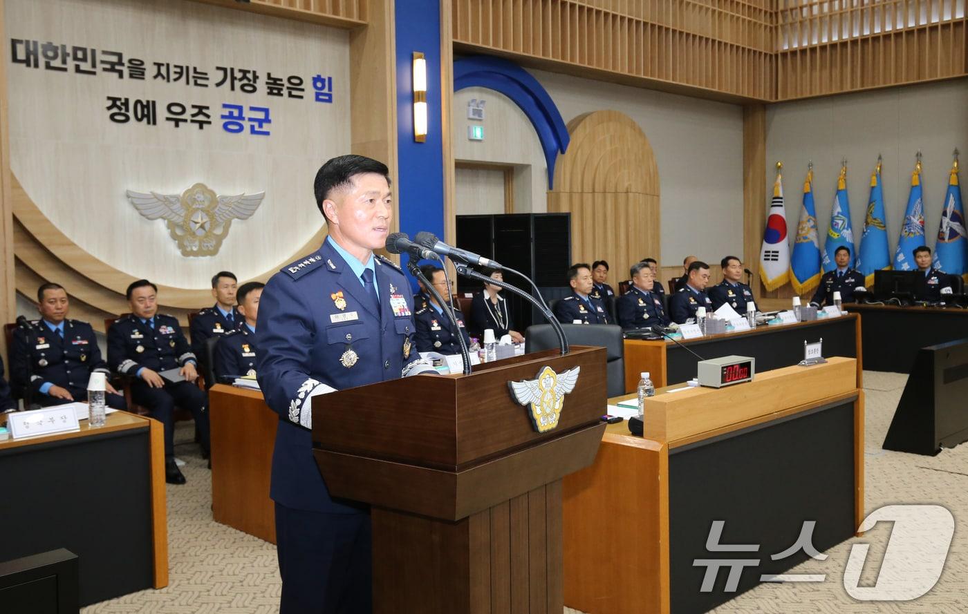 이영수 공군 참모총장이 18일 충남 계룡대에서 열린 국회 국방위원회의 공군본부에 대한 국정감사에서 업무현황을 보고하고 있다. 2024.10.18/뉴스1 ⓒ News1 김기태 기자