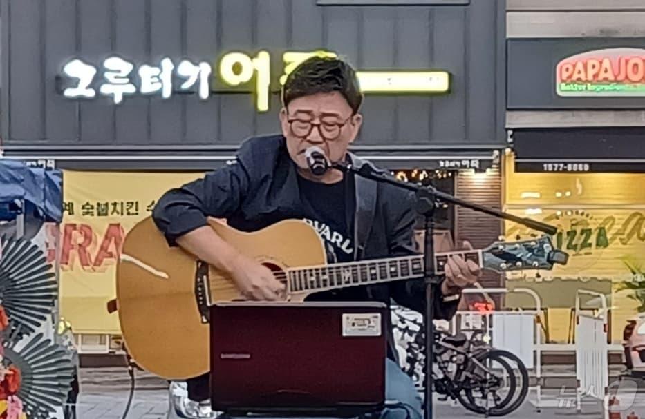 김영철 수의사가 거리 공연을 하고 있다&#40;독자 제공&#41; ⓒ 뉴스1