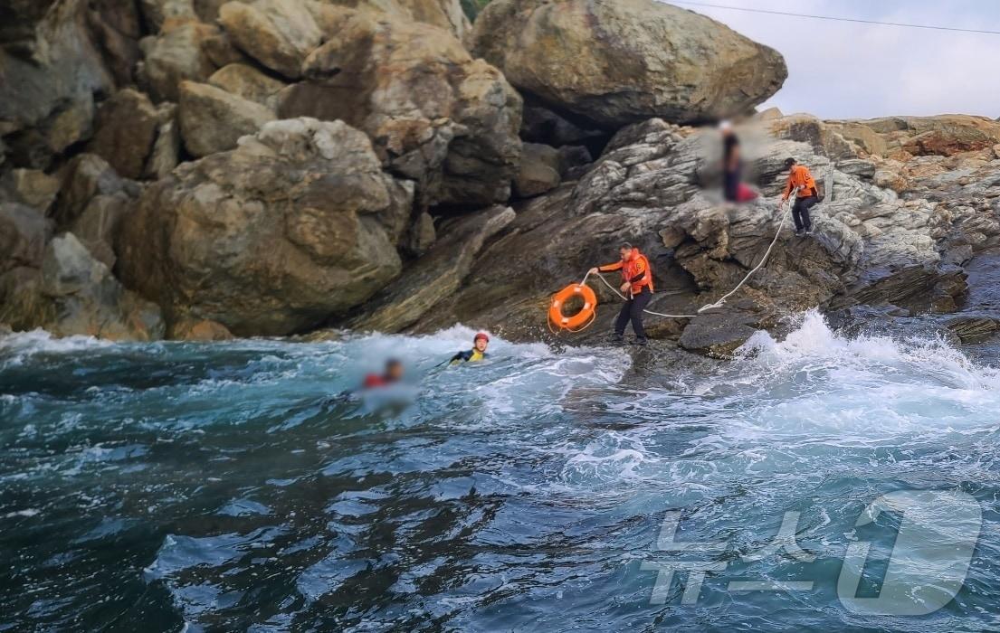 여수해경 소속 해양경찰관이 19일 오전 여수 거문도 바다에 빠진 낚시객을 구조하고 있다.&#40;여수해경 제공&#41; 2024.10.19