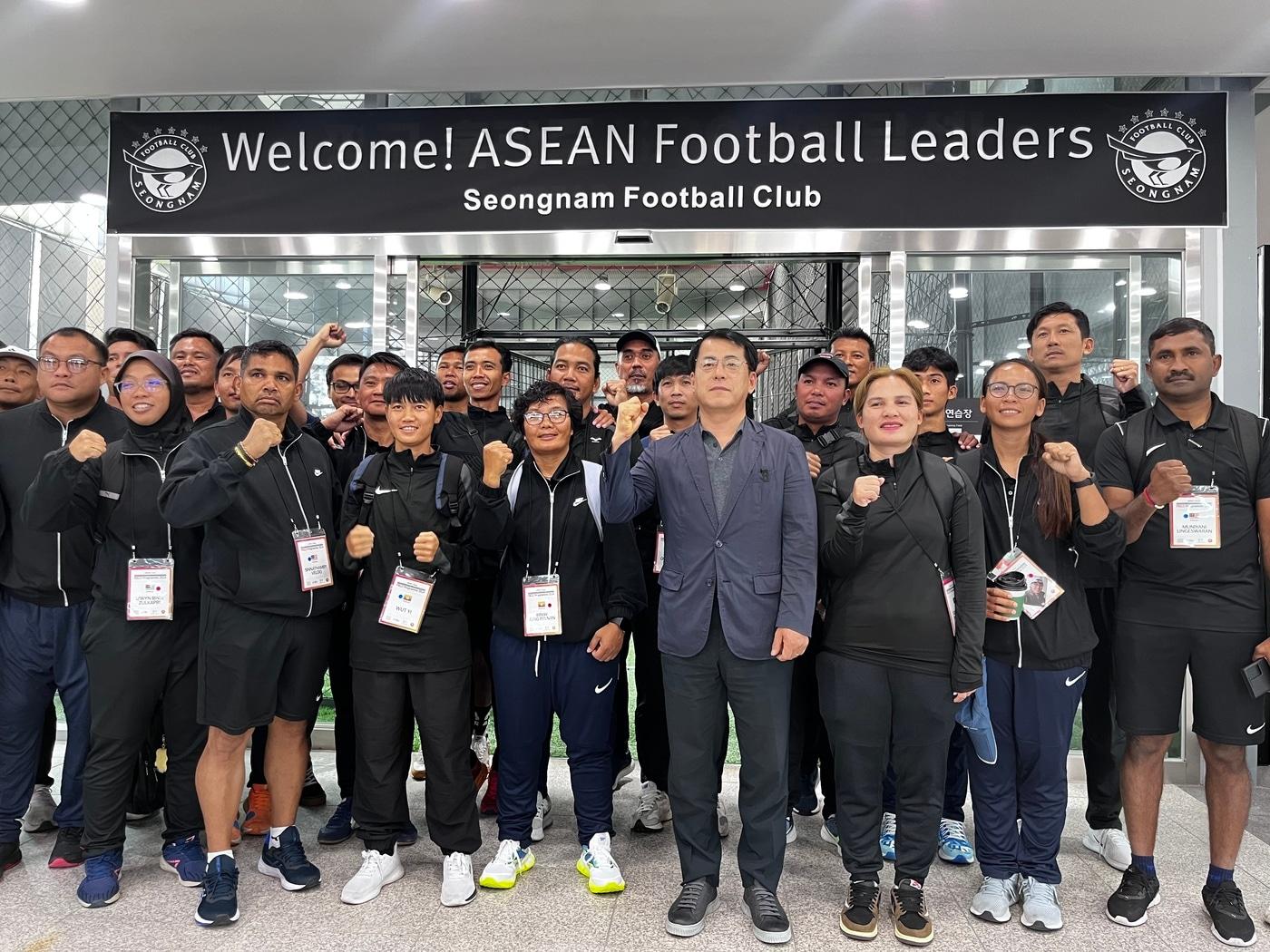 성남FC 클럽하우스를 견학한 ASEAN 축구 지도자들&#40;성남 제공&#41; 