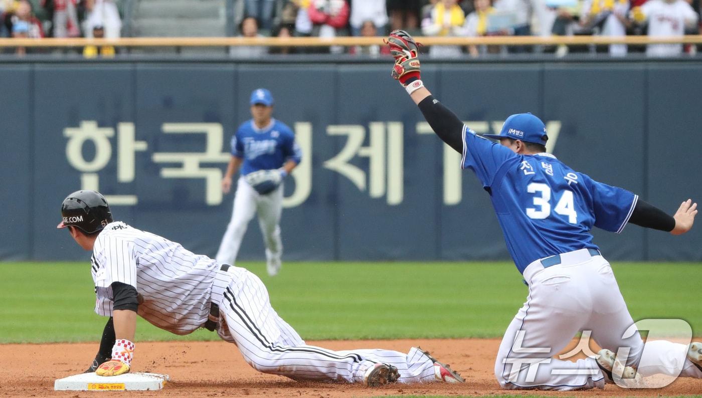 19일 오후 서울 송파구 잠실야구장에서 열린 프로야구 &#39;2024 신한 SOL 뱅크 KBO 포스트시즌&#39; 플레이오프 4차전 삼성 라이온즈와 LG 트윈스의 경기, 1회말 LG 공격 무사 1루상황에서 1루주자 홍창기가 도루를 시도하고 있다. 원심은 세이프였으나 비디오 판독 후 아웃. 2024.10.19/뉴스1 ⓒ News1 임세영 기자