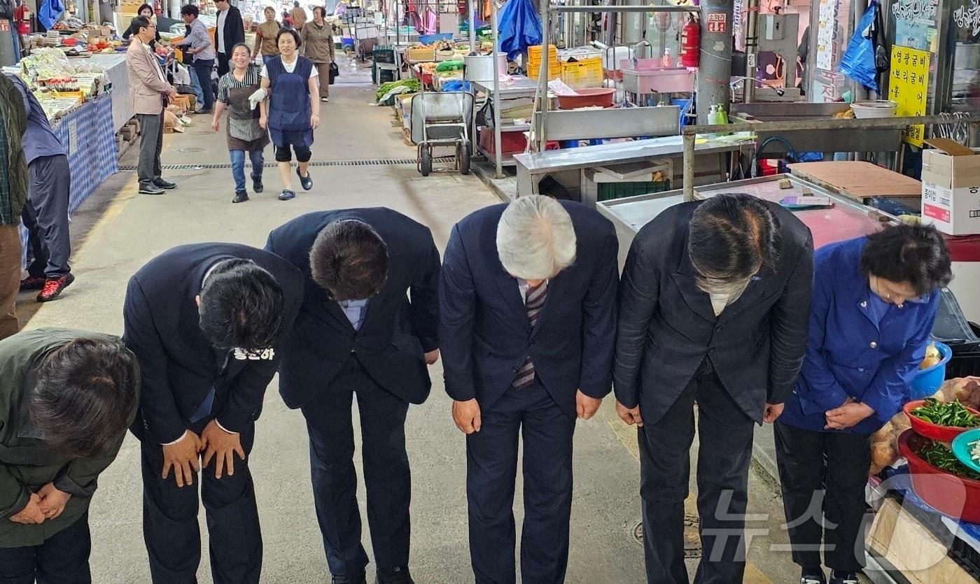 조국혁신당 조국 대표와 관계자들이 19일 전남 영광터미널시장을 찾아 시장 상인들에게 인사하고 있다. 2024.10.19/뉴스1 ⓒ News1 최성국 기자