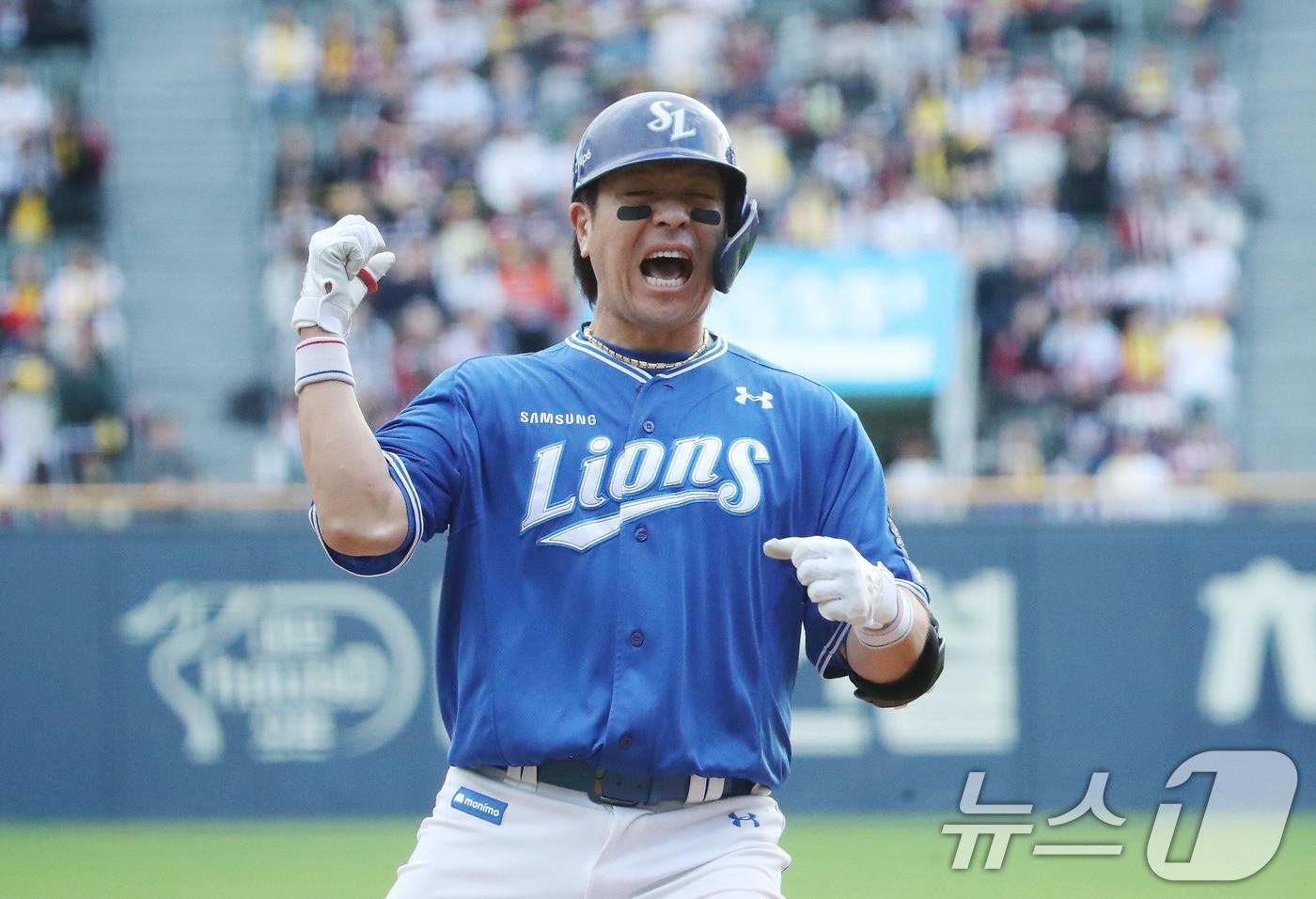 19일 오후 서울 송파구 잠실야구장에서 열린 프로야구 &#39;2024 신한 SOL 뱅크 KBO 포스트시즌&#39; 플레이오프 4차전 삼성 라이온즈와 LG 트윈스의 경기에서 8회초 무사 주자 없는 상황 삼성 강민호가 LG 손주영을 상대로 1점 홈런을 날린 뒤 환호하고 있다. 2024.10.19/뉴스1 ⓒ News1 임세영 기자