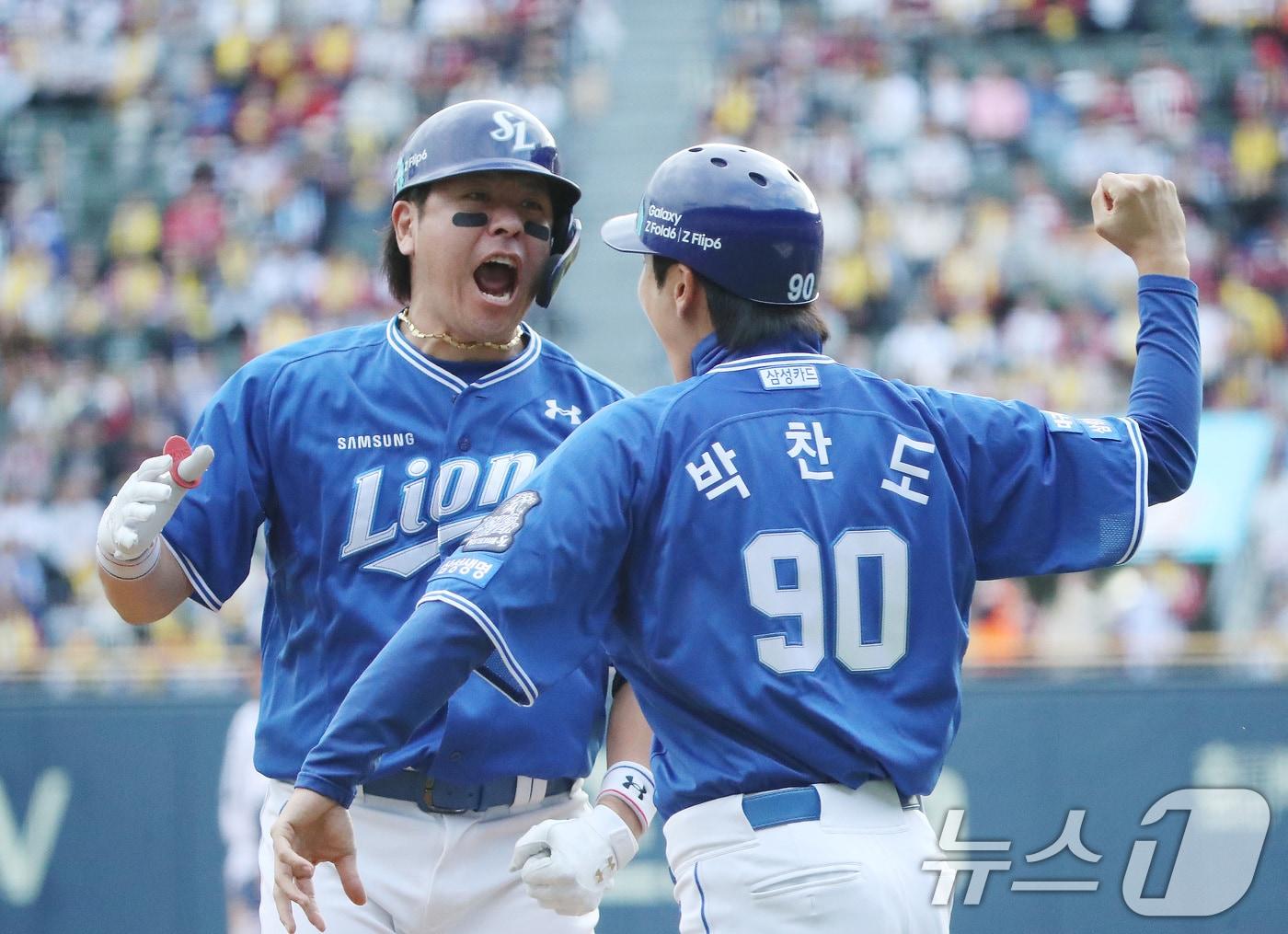 19일 오후 서울 송파구 잠실야구장에서 열린 프로야구 &#39;2024 신한 SOL 뱅크 KBO 포스트시즌&#39; 플레이오프 4차전 삼성 라이온즈와 LG 트윈스의 경기에서 8회초 무사 주자 없는 상황 삼성 강민호가 LG 손주영을 상대로 1점 홈런을 날린 뒤 환호하고 있다. 2024.10.19/뉴스1 ⓒ News1 임세영 기자