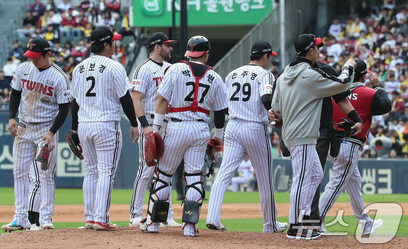 19일 오후 서울 송파구 잠실야구장에서 열린 프로야구 &#39;2024 신한 SOL 뱅크 KBO 포스트시즌&#39; 플레이오프 4차전 삼성 라이온즈와 LG 트윈스의 경기에서 8회초 2사 주자 없는 상황 LG 손주영이 마운드를 내려가고 있다. 2024.10.19/뉴스1 ⓒ News1 임세영 기자