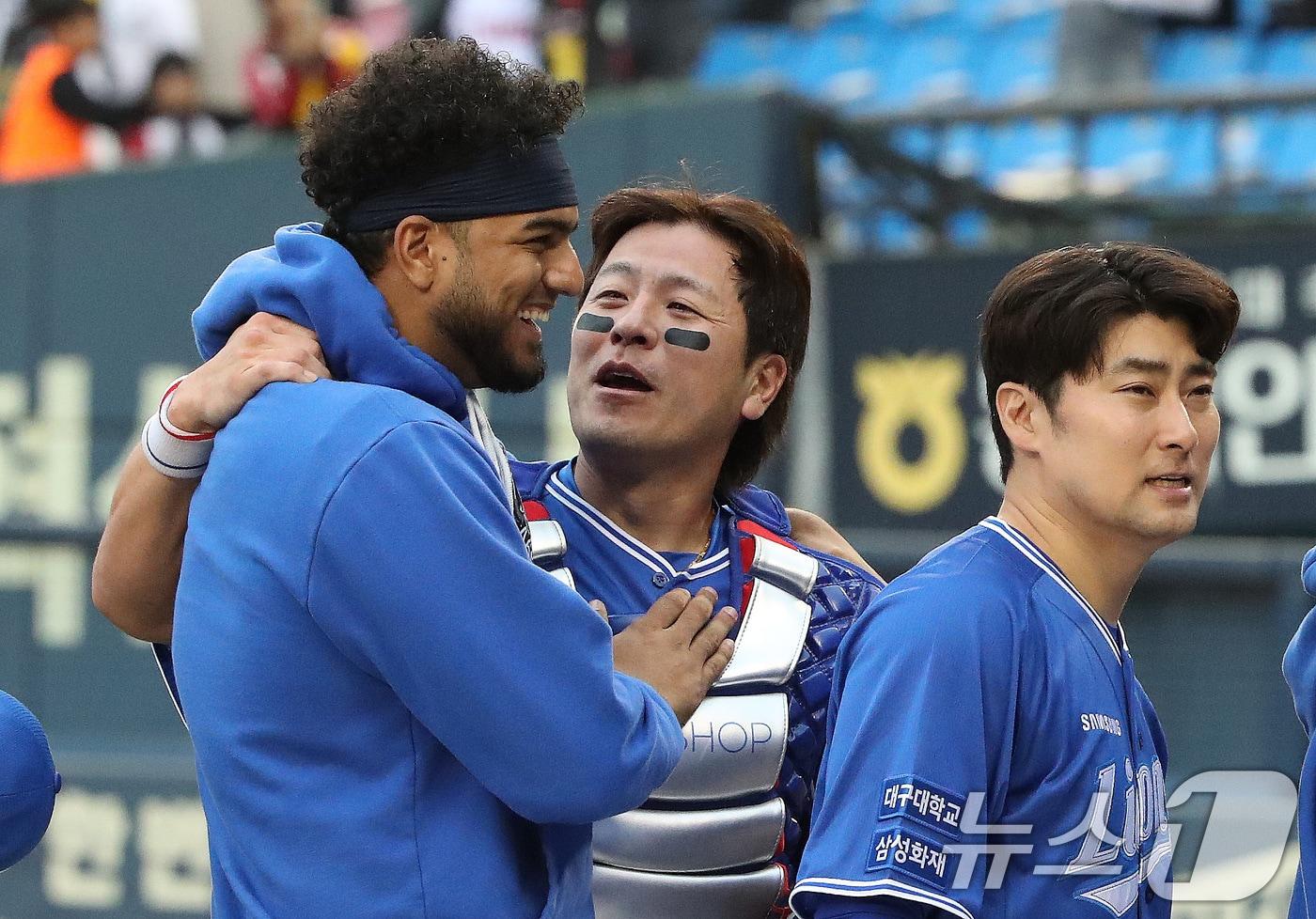 19일 오후 서울 송파구 잠실야구장에서 열린 프로야구 &#39;2024 신한 SOL 뱅크 KBO 포스트시즌&#39; 플레이오프 4차전 삼성 라이온즈와 LG 트윈스의 경기에서 승리하며 한국시리즈행을 확정한 삼성 레예스와 강민호가 환하게 웃고 있다. 이날 경기는 삼성이 LG를 상대로 1-0으로 승리했다. 2024.10.19/뉴스1 ⓒ News1 임세영 기자