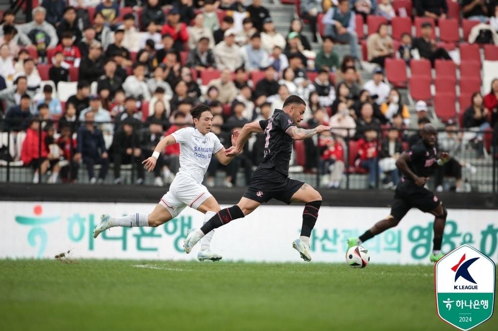 부천 바사니가 수원 수비진 사이를 돌파하고 있다.&#40;한국프로축구연맹 제공&#41; 