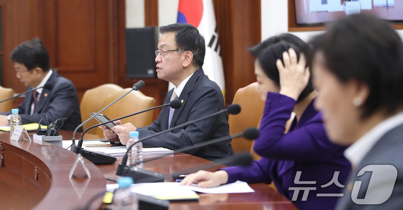 최상목 경제부총리 겸 기획재정부 장관이 지난 2일 오전 서울 종로구 정부서울청사에서 열린 경제관계장관회의 겸 제1차 투자활성화장관회의에서 모두발언을 하고 있다. /뉴스1 ⓒ News1 임세영 기자