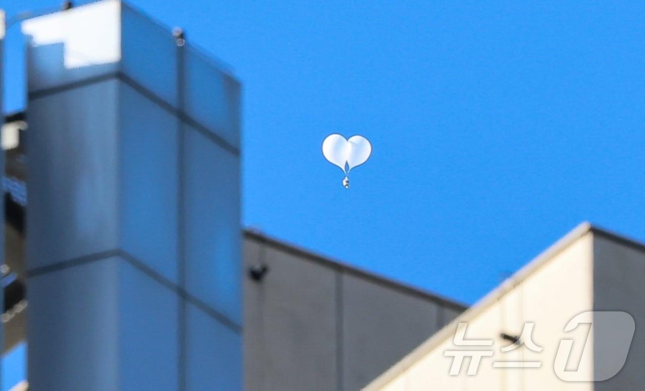 2일 오전 서울 도심 상공에 북한이 날려보낸 대남 쓰레기 풍선들이 떠다니고 있다. 이번 쓰레기 풍선 부양은 북한이 5월 28일 1차 &#39;오물 풍선&#39;을 살포한 이후 23번째 도발이다. 2024.10.2/뉴스1 ⓒ News1 김도우 기자