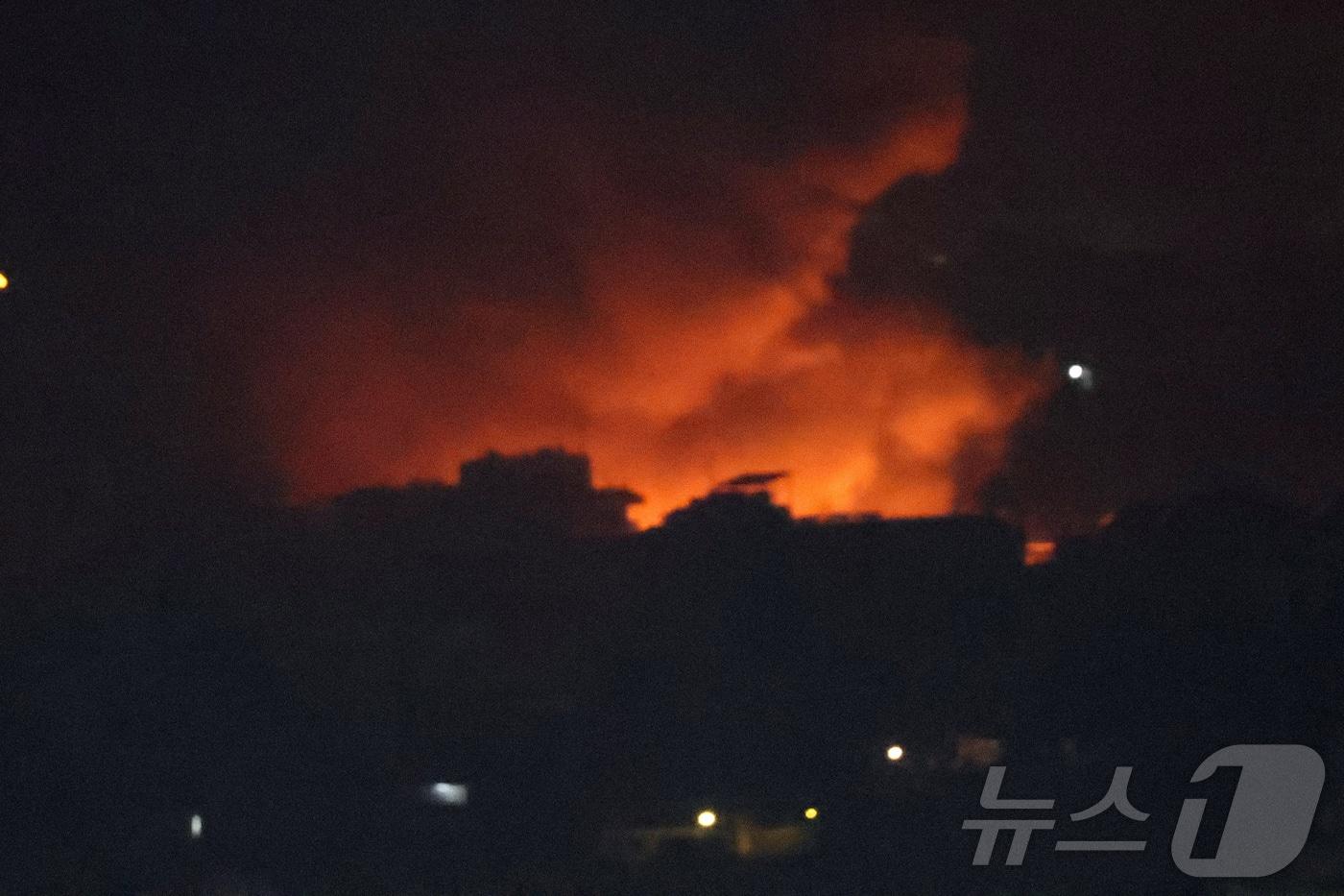 1일&#40;현지시간&#41; 레바논 베이루트 남부 교외에서 헤즈볼라와 적대 행위 중인 이스라엘 군의 공습을 받아 불길에 휩싸인 모습이 신 엘 필에서 보이고 있다. 2024.10.02 ⓒ 로이터=뉴스1 ⓒ News1 우동명 기자