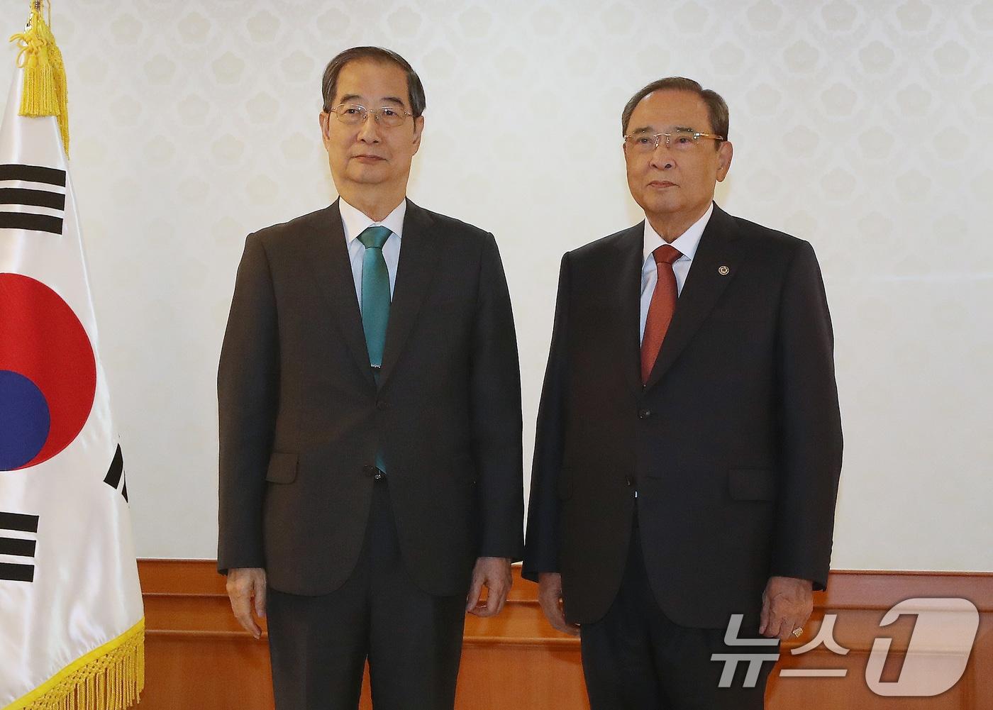 한덕수 국무총리가 2일 오전 서울 종로구 정부서울청사에서 열린 차관급 임명장 수여식에서 이세웅 평안북도지사에게 임명장 수여 후 기념촬영을 하고 있다. 2024.10.2/뉴스1 ⓒ News1 임세영 기자