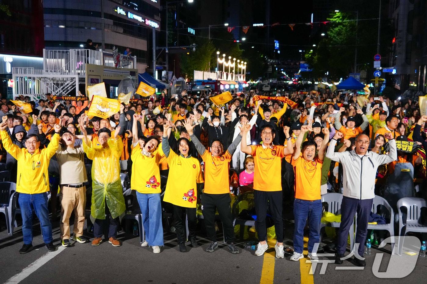 강기정 광주시장이 지난달 1일 오후 광주 동구 전일빌딩245 앞에서 열린 광주FC-가와사키 프론탈레의 아시아챔피언스리그 엘리트&#40;ACLE&#41; 2차전 일본 원정경기 거리응원전에 참석해 빛고을 서포터즈 등 팬들과 열띤 응원을 펼치고 있다.&#40;광주시 제공&#41;2024.10.2/뉴스1 