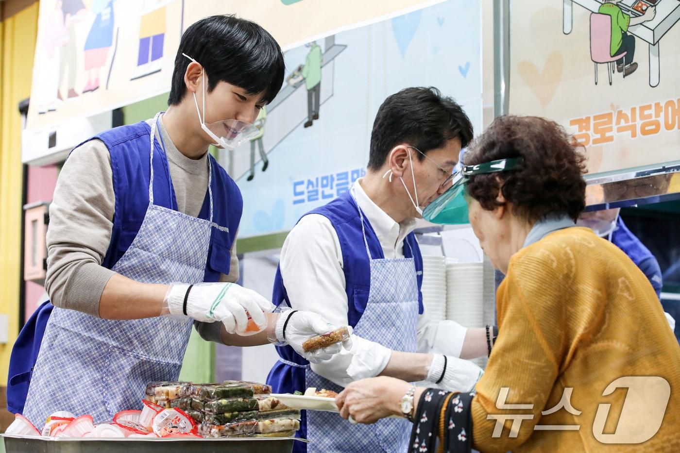 김윤상 기획재정부 제2차관과 배우 정해인이 지난 2일 오전 서울 용산구 시립용산노인종합복지관에서 배식 봉사를 하고 있다.  2024.10.2/뉴스1 ⓒ News1 이승배 기자