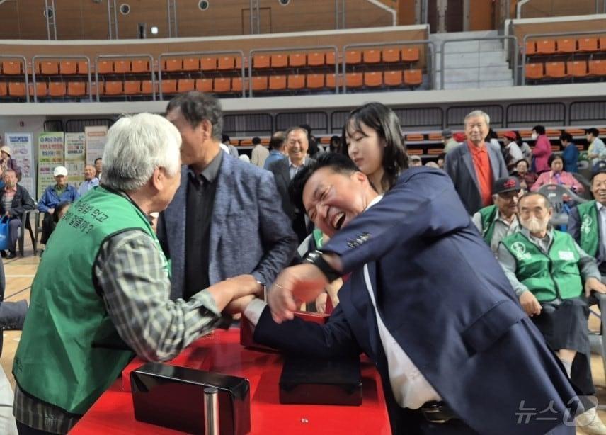 건강한 어르신 선발대회에서 최재구 예산군수&#40;오른쪽&#41;가 어르신과 팔씨름을 하고 있다.&#40;예산군 제공&#41; /뉴스1