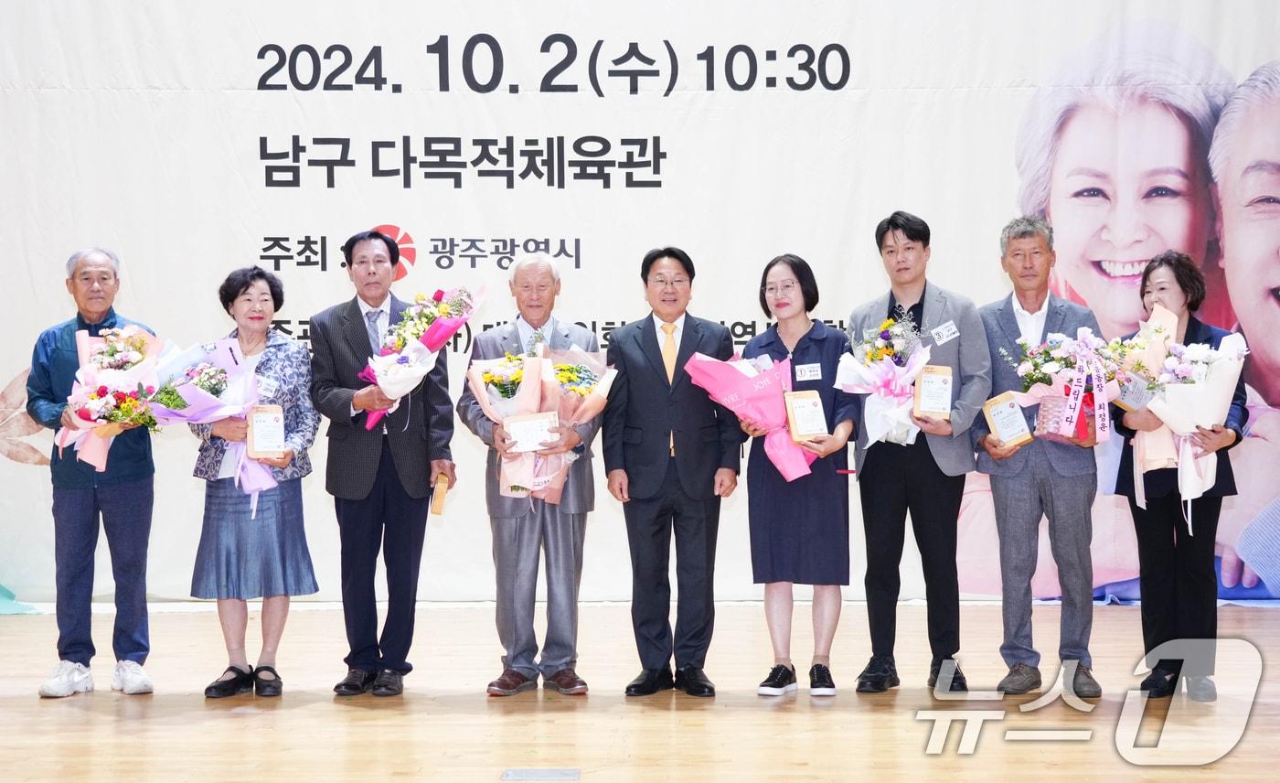 강기정 광주시장이 2일 오전 남구 다목적체육관에서 열린 &#39;제28회 노인의 날 기념식&#39;에 참석해 유공자 표창을 한 뒤 기념촬영을 하고 있다.&#40;광주시 제공&#41;2024.10.2/뉴스1