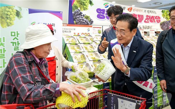 최기문 영천시장이 지난해 열린 롯데마트 영천포도축제에서 소비자들에게 영천포도를 홍보하고 있다. &#40;영천시 제공&#41; 2024.10.2/뉴스1