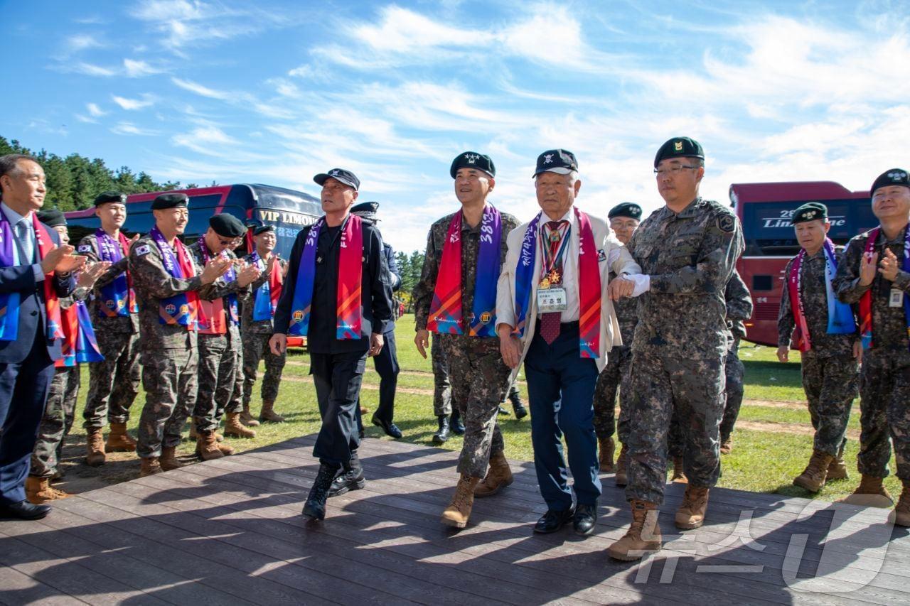 2일 육군 3군단 예하 102기갑여단 사령부에서 열린 제74주년 38선 돌파 전승 기념행사에서 당시 참전용사들이 행사장에 입장하고 있다.&#40;육군3군단 제공&#41; 2024.10.2/뉴스1 ⓒ News1 윤왕근 기자