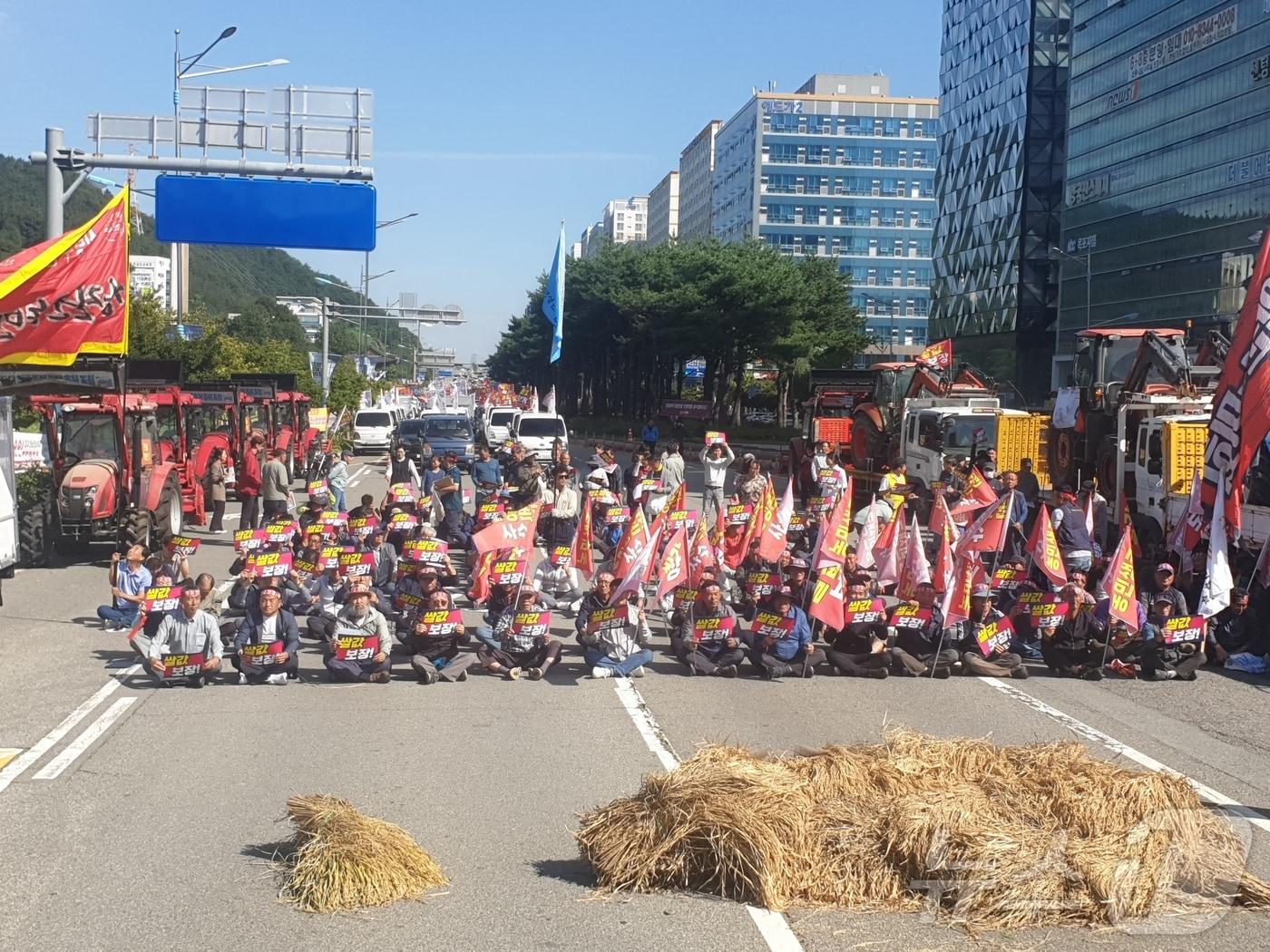 2일 전국농민회 광주전남연맹 등이 전남도청 앞에서 쌀값 보장과 벼멸구 재난대책 수립 등을 요구하며 농민대회를 개최하고 있다. 2024.10.2/뉴스1 ⓒ News1 전원 기자