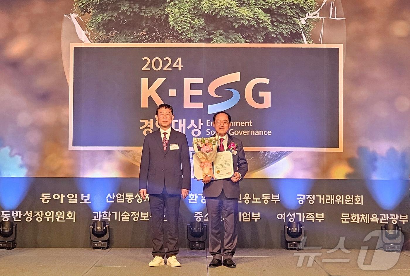 BNK금융그룹은 2일 더플라자호텔 서울 그랜드볼룸에서 열린 2024 K-ESG 경영대상에서 &#39;종합 ESG 대상&#39;과 동반성장위원회의 &#39;동반성장 위원장상&#39;을 수상했다.&#40;BNK금융그룹 제공&#41; 