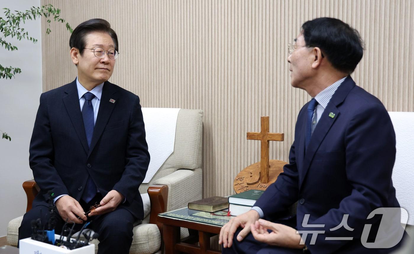 이재명 더불어민주당 대표가 2일 오후 서울 종로구 한국기독교교회협의회를 방문해 김종생 총무와 환담하고 있다.&#40;공동취재&#41; 2024.10.2/뉴스1 ⓒ News1 구윤성 기자