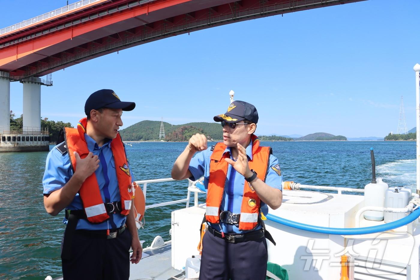 이상인 서장이 신거제대교 인근 해역을 살피고 있다.&#40;통영해경 제공&#41;