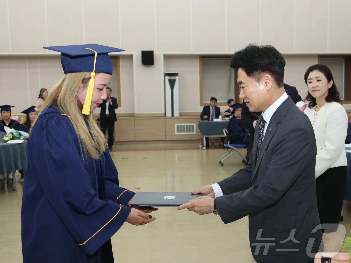 김대중 전남교육감이 검정고시 합격자에게 합격증서를 전달하고 있다.&#40;전남교육청 제공&#41;/뉴스1 