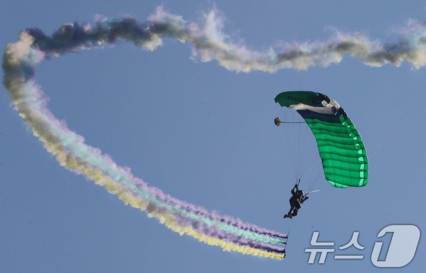 2일 충남 계룡대 활주로에서 열린 2024 계룡군문화축제·지상군페스티벌에서 특전사 장병들이 고공강하 시범을 선보이고 있다. 2024.10.2/뉴스1 ⓒ News1 김기태 기자