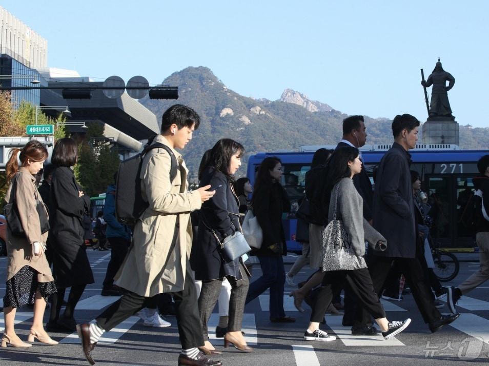 서울 광화문네거리에서 시민들이 두꺼운 옷을 입고 출근하고 있다. 2019.10.30/뉴스1 ⓒ News1 신웅수 기자