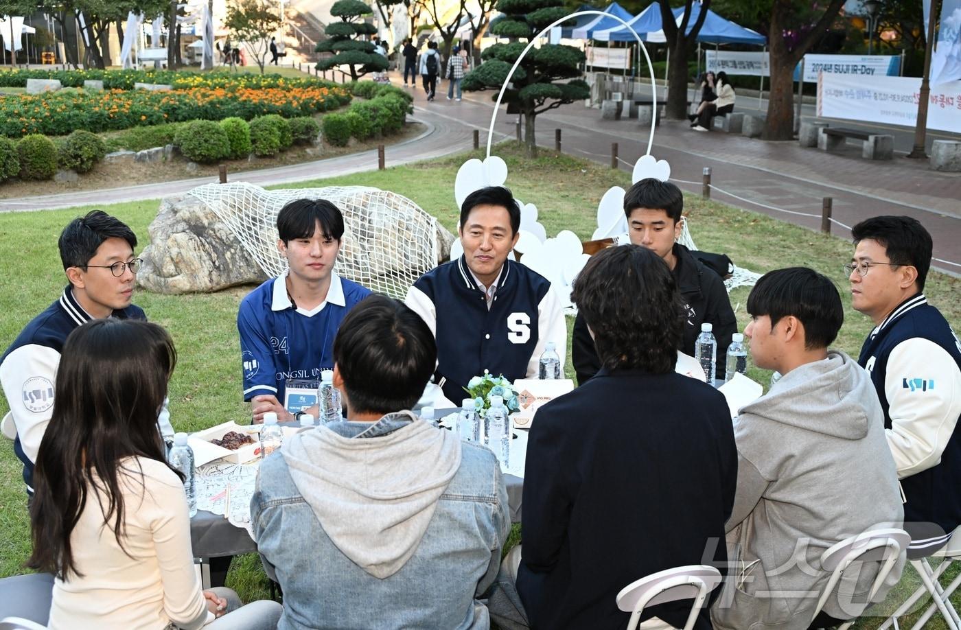 2일 숭실대학교 70주년 대동제를 찾은 오세훈 서울시장이 숭실대 학생들과 함께 이야기를 나누고 있다.&#40;서울시청 제공&#41;