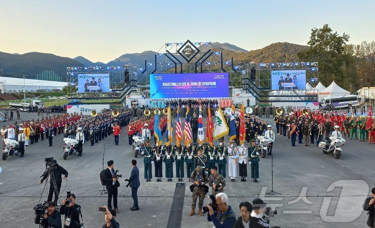 ‘2024 계룡군문화축제’ 개막식에서 육·해·공군 군악·의장대가 사열해 있다. 2024.10.2/뉴스1 ⓒNews1 송원섭 기자