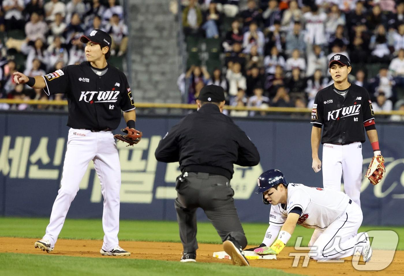 2일 오후 서울 송파구 잠실야구장에서 열린 프로야구 &#39;2024 신한 SOL 뱅크 KBO리그&#39; KT 위즈와 두산 베어스의 포스트시즌&#40;PS&#41; 와일드카드 결정전 1차전 3회말 두산공격 1사 상황, 1루주자 조수행이 도루를 성공시키고 있다. 2024.10.2/뉴스1 ⓒ News1 김명섭 기자