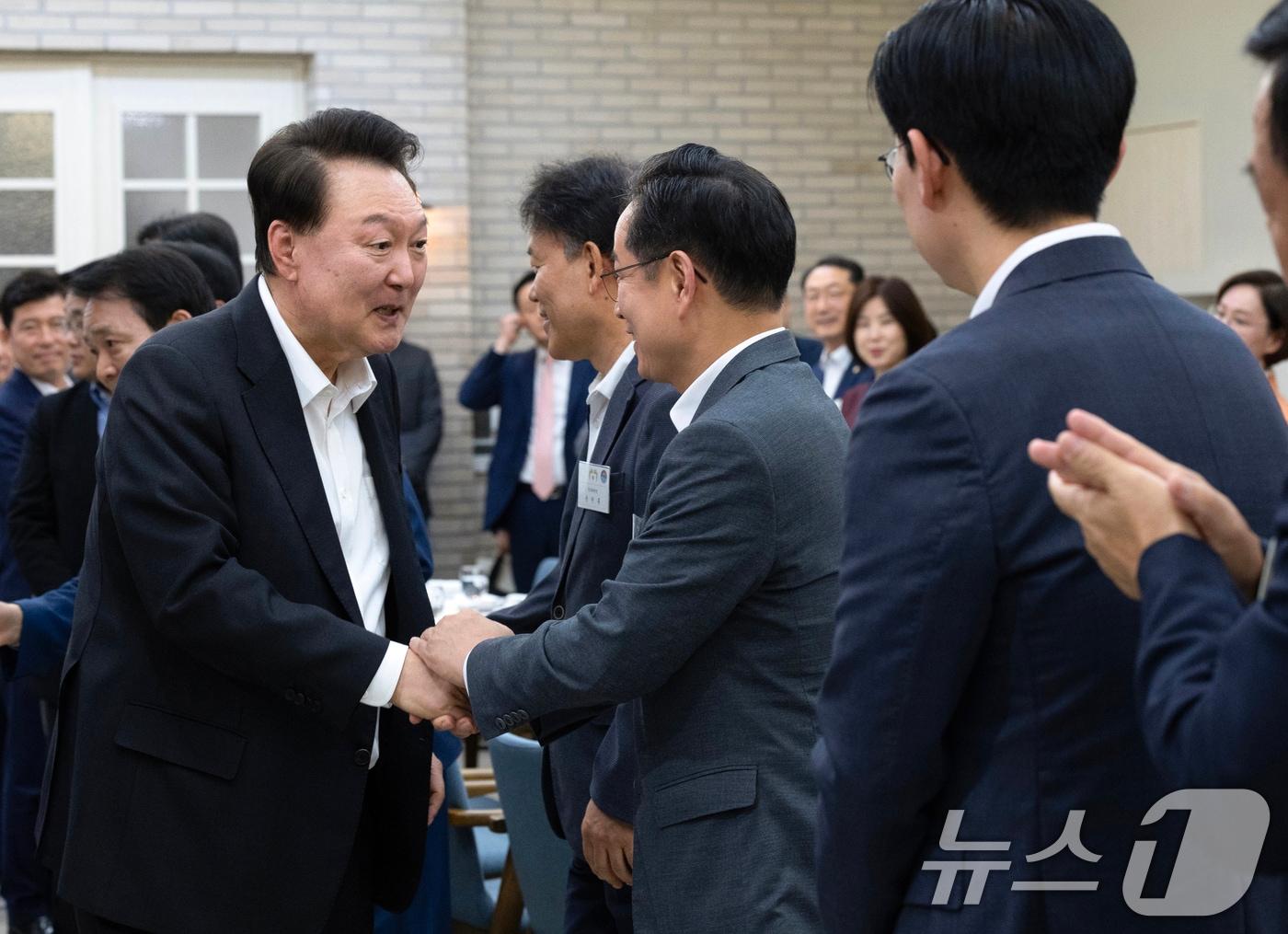 윤석열 대통령이 2일 서울 용산 대통령실 앞 파인그라스에서 열린 국민의힘 원내지도부와 국회 상임위원장 및 간사들과의 만찬에서 참석 의원들과 인사를 나누고 있다. &#40;대통령실 제공&#41; 2024.10.2/뉴스1 ⓒ News1 송원영 기자