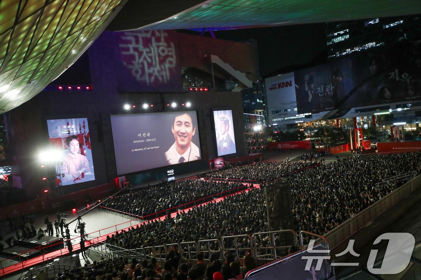 2일 오후 부산 해운대구 영화의전당에서 열린 ‘제28회 부산국제영화제’&#40;BIFF&#41; 개막식에에서 &#39;공로상&#39;을 수상한 고 이선균의 영상이 나오고 있다. 2024.10.2/뉴스1 ⓒ News1 권현진 기자