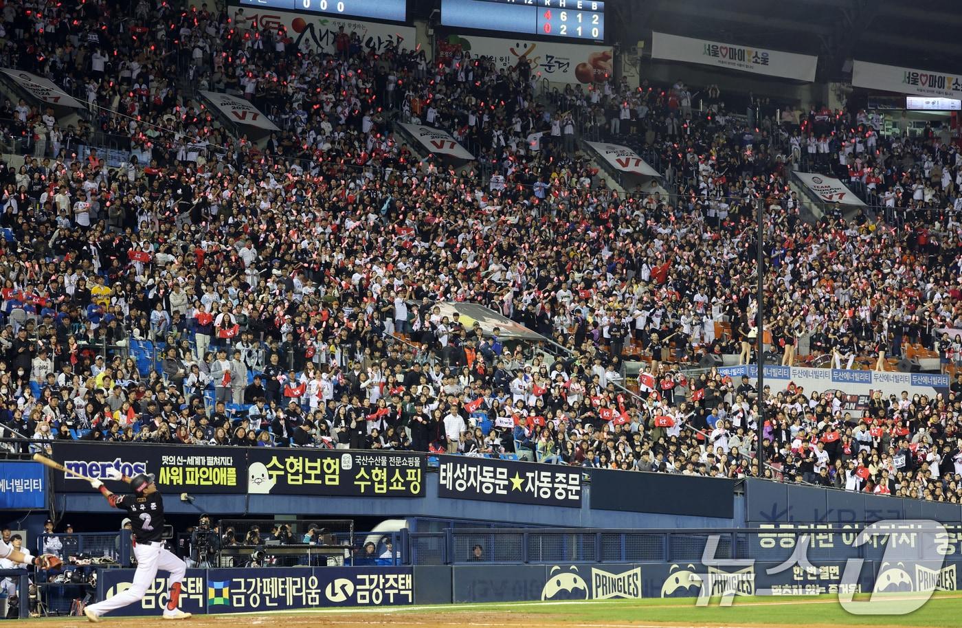 2일 오후 서울 송파구 잠실야구장에서 열린 프로야구 &#39;2024 신한 SOL 뱅크 KBO리그&#39; KT 위즈와 두산 베어스의 포스트시즌&#40;PS&#41; 와일드카드 결정전 1차전 만원 관중이 응원을 하고 있다. 2024.10.2/뉴스1 ⓒ News1 김명섭 기자