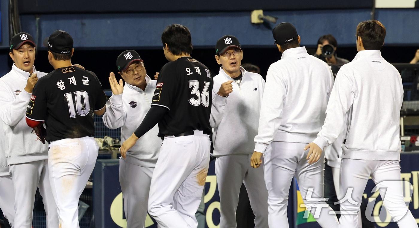 2일 오후 서울 송파구 잠실야구장에서 열린 프로야구 &#39;2024 신한 SOL 뱅크 KBO리그&#39; KT 위즈와 두산 베어스의 포스트시즌&#40;PS&#41; 와일드카드 결정전 1차전에서 승리한 KT 이강철 감독이 선수들과 하이파이브를 하고 있다. 2024.10.2/뉴스1 ⓒ News1 김명섭 기자