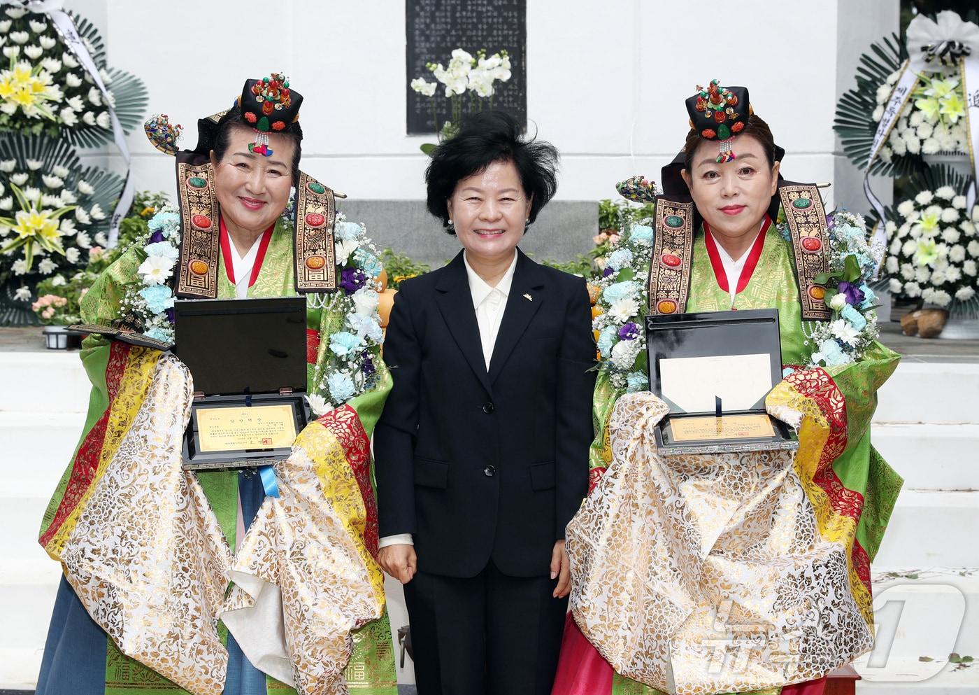 올해 김만덕상 수상자인 김미자 씨&#40;59·경제인 부문&#41;와 김춘열 씨&#40;77·봉사 부문&#41;에 대한 시상식이 20일 제주시 사라봉 모충사에서 열렸다. 사진 왼쪽부터 김춘열씨, 김애숙 제주도 정무부지사, 김미자씨.&#40;제주도청 제공&#41;/뉴스1 