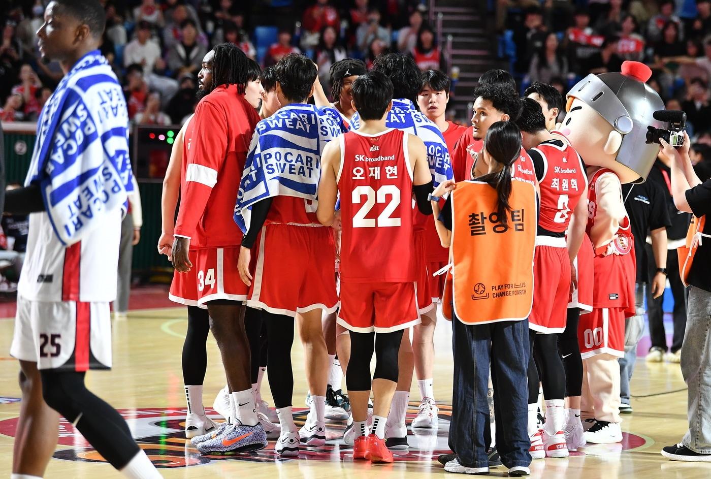 서울 SK가 홈 개막전에서 정관장을 대파했다.&#40;KBL 제공&#41;